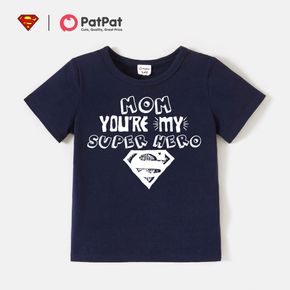 camiseta de algodão azul escuro com estampa de letras e manga curta superman garoto menino
