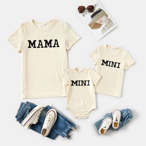 Buchstaben bestickte, dehnbare, strukturierte Kurzarm-T-Shirts für Mama und mich