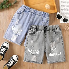 Zerrissene Denim-Jeans-Shorts mit Kinderjungen-Buchstabendruck