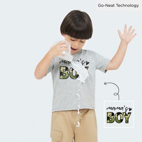 Go-Neat Resistente à água & manchas Camiseta cinza macio e respirável de manga curta para menino pequeno com estampa de letras