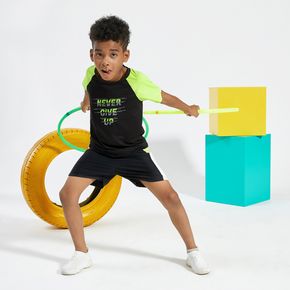 Buchstabedruckes Farbblock-T-Shirt und Shorts sportlich-Set für Kleinkinder / Kinder