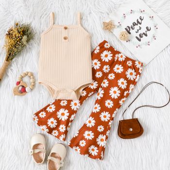 2pcs Baby Girl Ribbed Spaghetti Strap Romper and Allover Daisy Floral Print Flared Pants Set