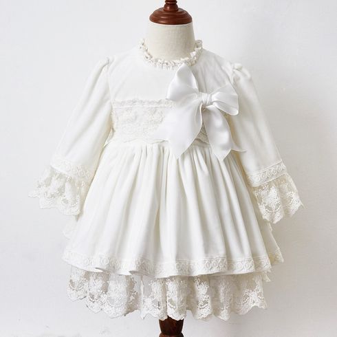 فستان أبيض بأكمام طويلة من الدانتيل بتصميم كشكش بطبقات سادة للبنات الصغار