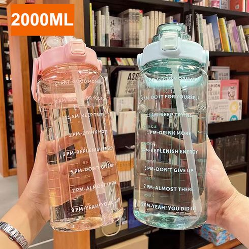 زجاجة ماء رياضية تحفيزية 2000 مللي مع علامة زمنية كوب ماء من القش سعة كبيرة للياقة البدنية وعشاق الهواء الطلق
