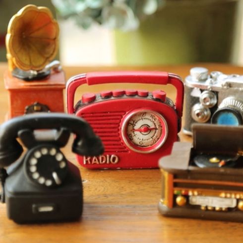 Creative Retro European Resin Mini Figurine Telephones Phonograph Radio Decorations for Cafe Bar Window Home Decoration