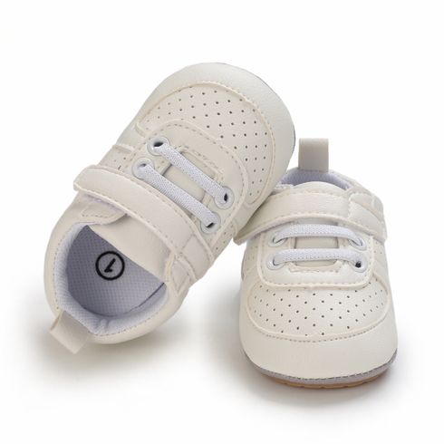 حذاء أبيض للرضع / طفل صغير يسمح بمرور الهواء