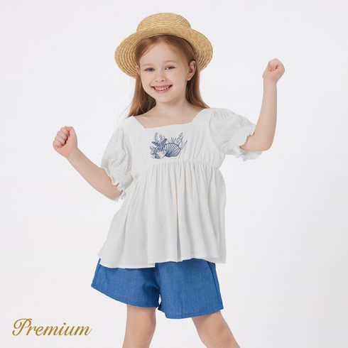 2-piece Kid Girl Scallop Embroidery Square Neck Puff-sleeve Top and Elasticized Waist Solid Shorts Set