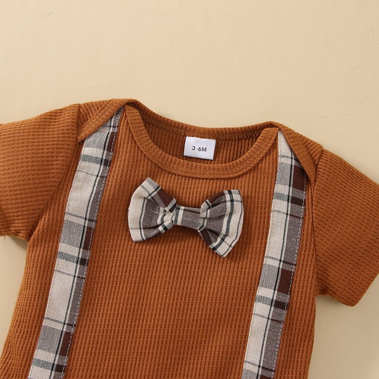 2pcs Baby Boy Waffle Short-sleeve Bow Tie Romper and Plaid Bloomers Shorts Set Brown