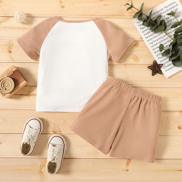 2-piece Toddler Boy Waffle Colorblock Raglan Sleeve Tee and Solid Color Shorts Set Brown