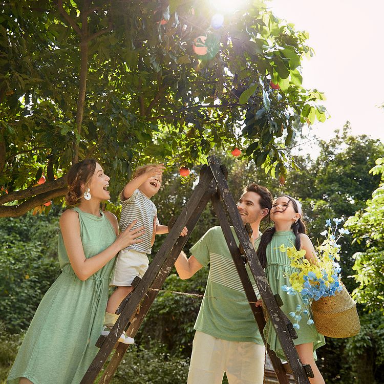Family Matching Green Halter Neck Sleeveless Drawstring Dresses and Striped Splicing Short-sleeve T-shirts Sets Green