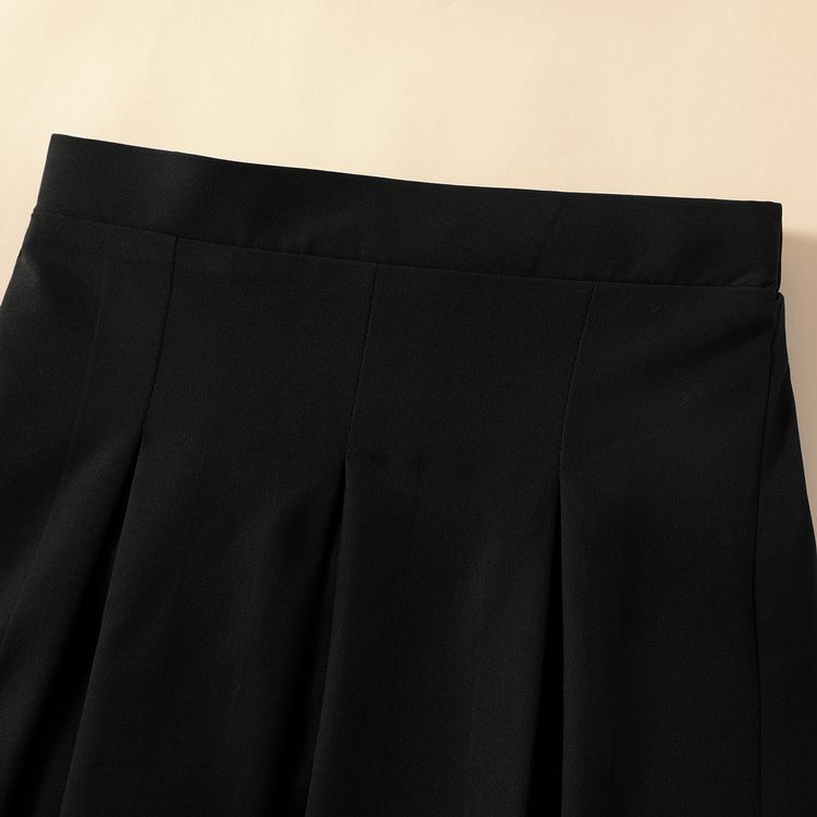 2pcs Kid Girl Cute Figure Print Short-sleeve Tee and Black Pleated Skirt Set BlackandWhite