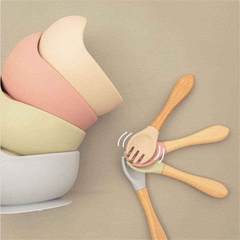 Ciotola e cucchiaio di aspirazione in silicone per bambini in confezione da 2 con manico in legno stoviglie per bambini e neonati set di utensili per l'alimentazione automatica per l'auto-allenamento Rosa Chiaro big image 12