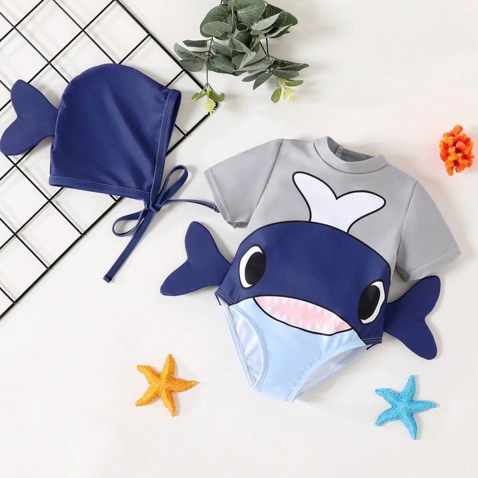 قطعتان من ملابس السباحة المكونة من قطعة واحدة بأكمام قصيرة بطبعة سمك القرش الكرتوني للأولاد الصغار مع مجموعة قبعة رمادي مزرق