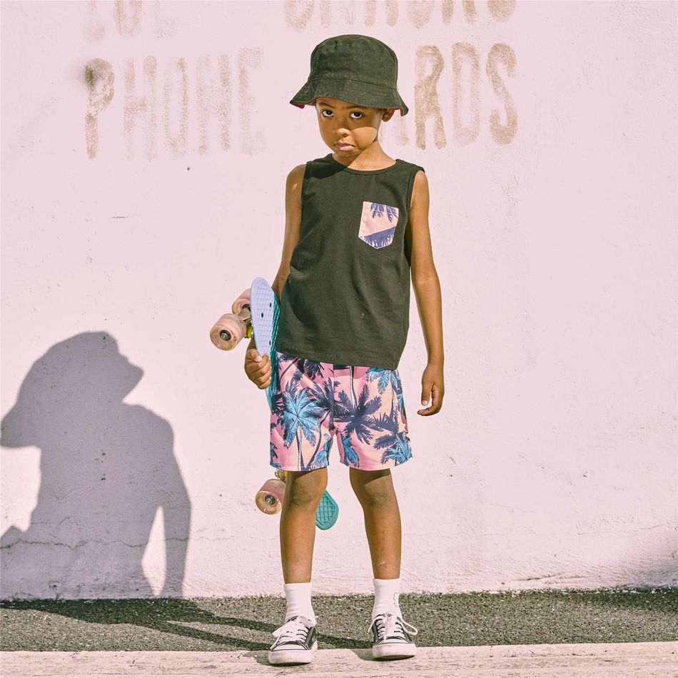 2pcs Toddler Boy Sleeveless Pocket Design Tee and Floral Print Shorts Set Black big image 3