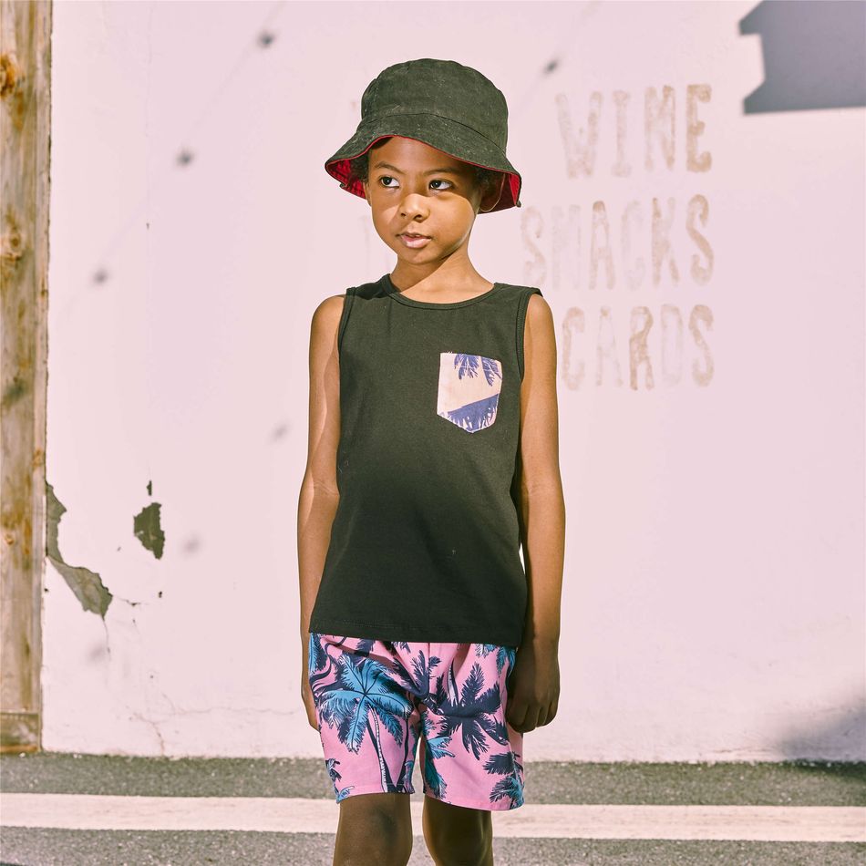 2pcs Toddler Boy Sleeveless Pocket Design Tee and Floral Print Shorts Set Black big image 2