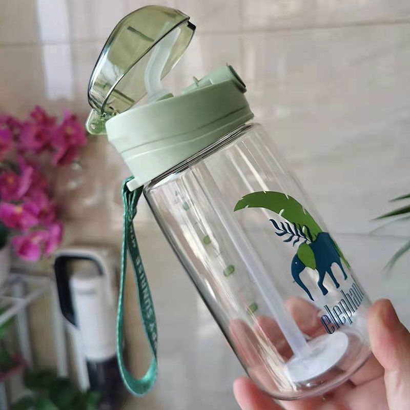كوب ماء من القش 520 مللي زجاجة مياه ذات سعة كبيرة مع مقياس زجاجة رياضية بلاستيكية للكبار كوب محمول في الهواء الطلق اخضر فاتح