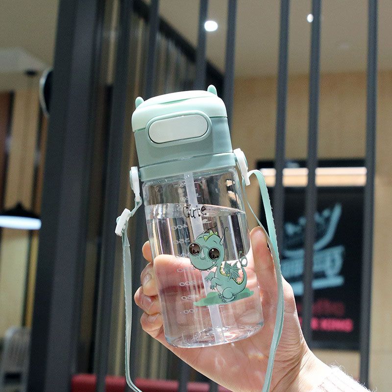 550ml bonito padrão de desenho animado infantil palha garrafa de água de plástico portátil copo de canudos retos de silicone com escala e alça personalizada Verde