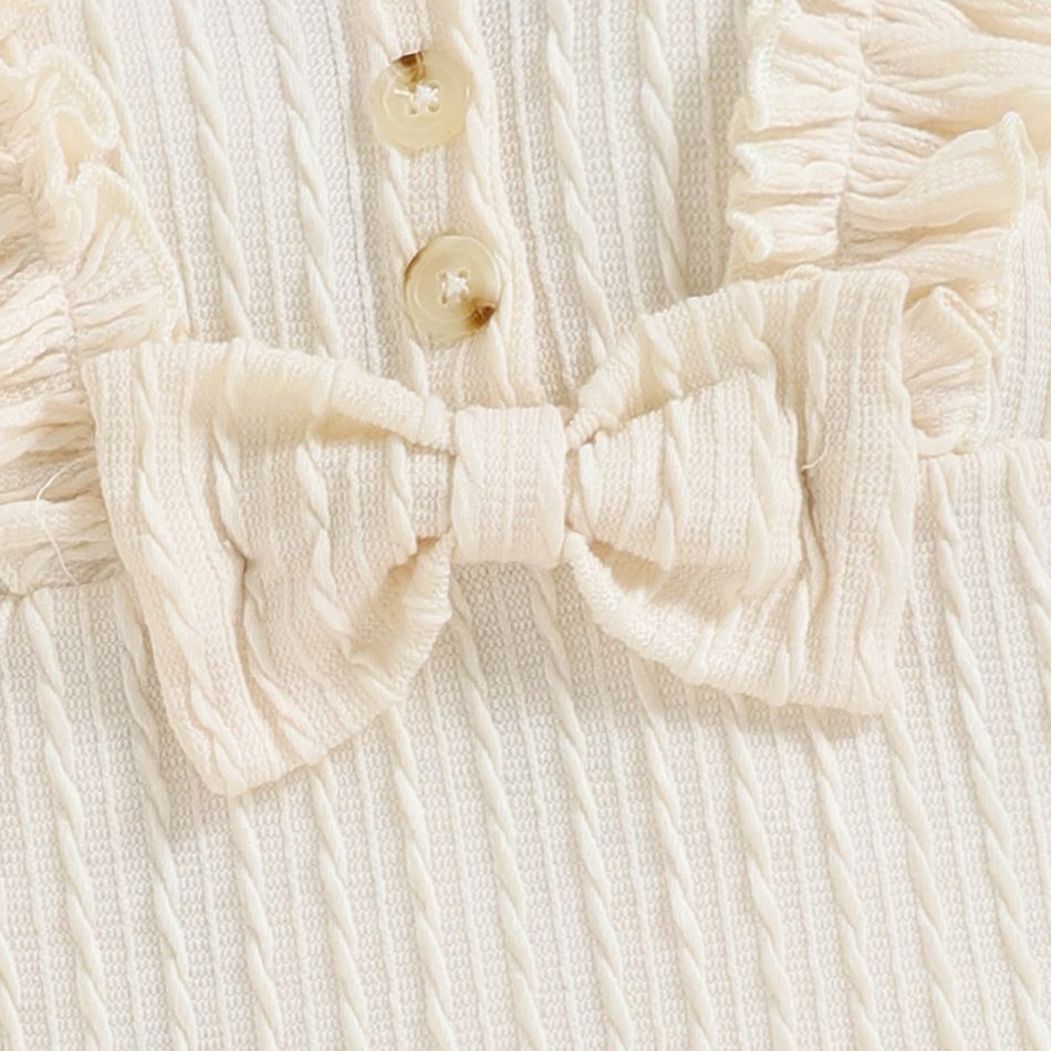 2 قطعة طفلة 95٪ القطن الضلع متماسكة كشكش تقليم Bowknot زر أمامي طويل الأكمام رومبير مع مجموعة عقال اللون البيج big image 5