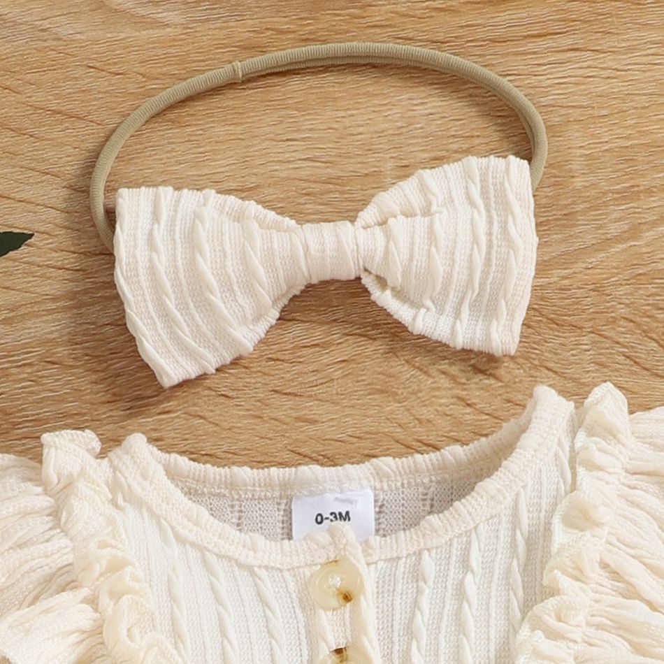 2 قطعة طفلة 95٪ القطن الضلع متماسكة كشكش تقليم Bowknot زر أمامي طويل الأكمام رومبير مع مجموعة عقال اللون البيج big image 3