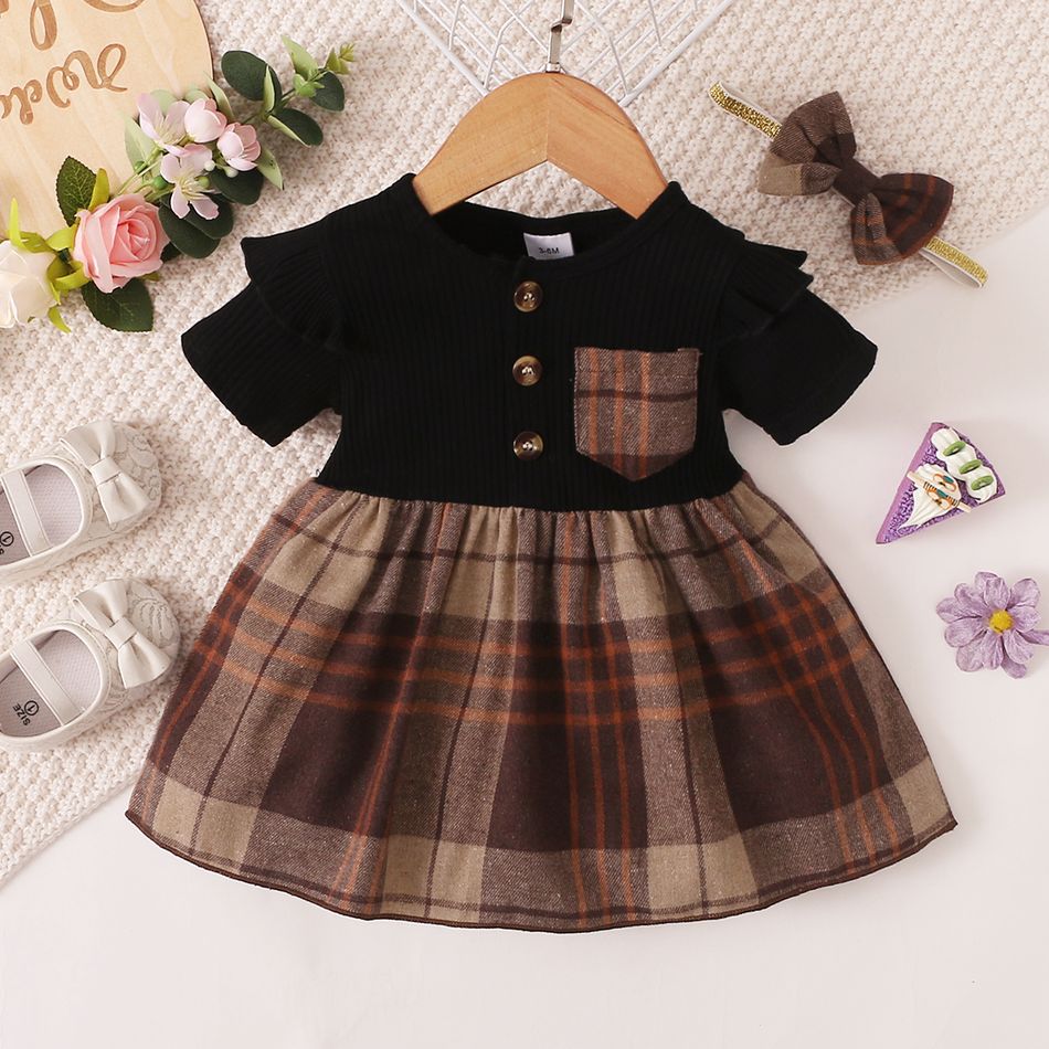 2pcs Baby Girl 95% Cotton Ribbed Ruffle Short-sleeve Splicing Plaid Button Up Dress with Headband Set Black big image 3