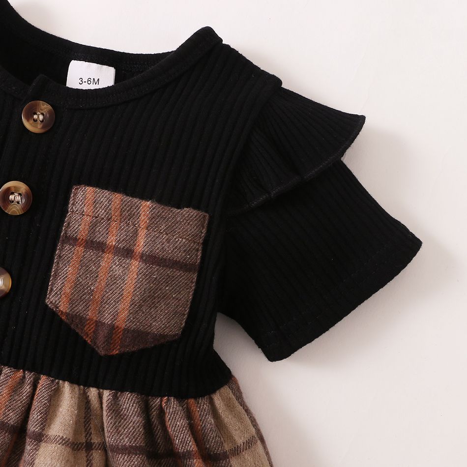 2pcs Baby Girl 95% Cotton Ribbed Ruffle Short-sleeve Splicing Plaid Button Up Dress with Headband Set Black big image 5