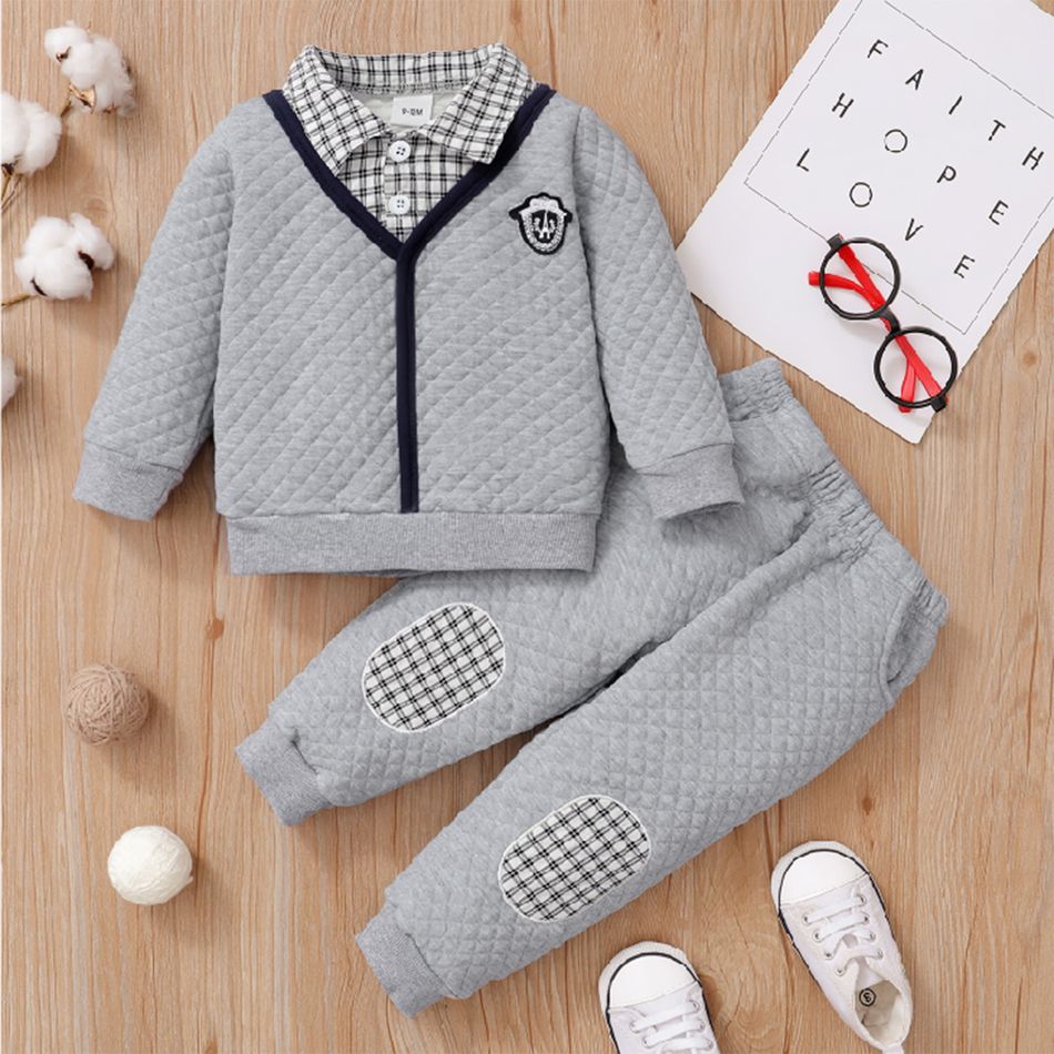 قطعتان من أعلى طية صدر السترة منقوشة منقوشة بأكمام طويلة بنمط preppy للأطفال الرضع ومجموعة بنطلون اللون الرمادي big image 2