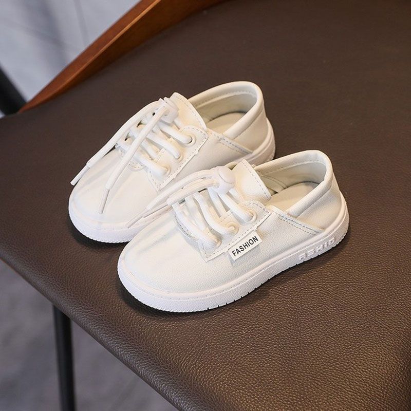 حذاء رياضي برباط بلون نقي بسيط للأطفال الصغار أبيض