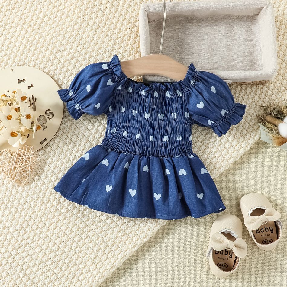 2pcs Baby Girl 95% Cotton Bowknot Decor Pants and Allover Love Heart Print Puff-sleeve Shirred Imitation Denim Top Set Blue big image 3