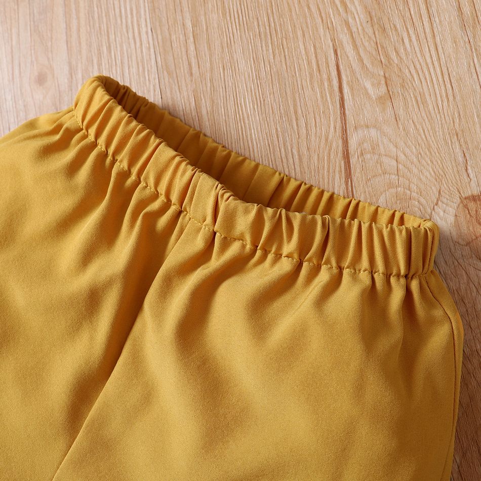 قطعتان من ملابس اطفال بناتي منقطة بفيونكة مخططة ومجموعة شورت متين الأصفر big image 4
