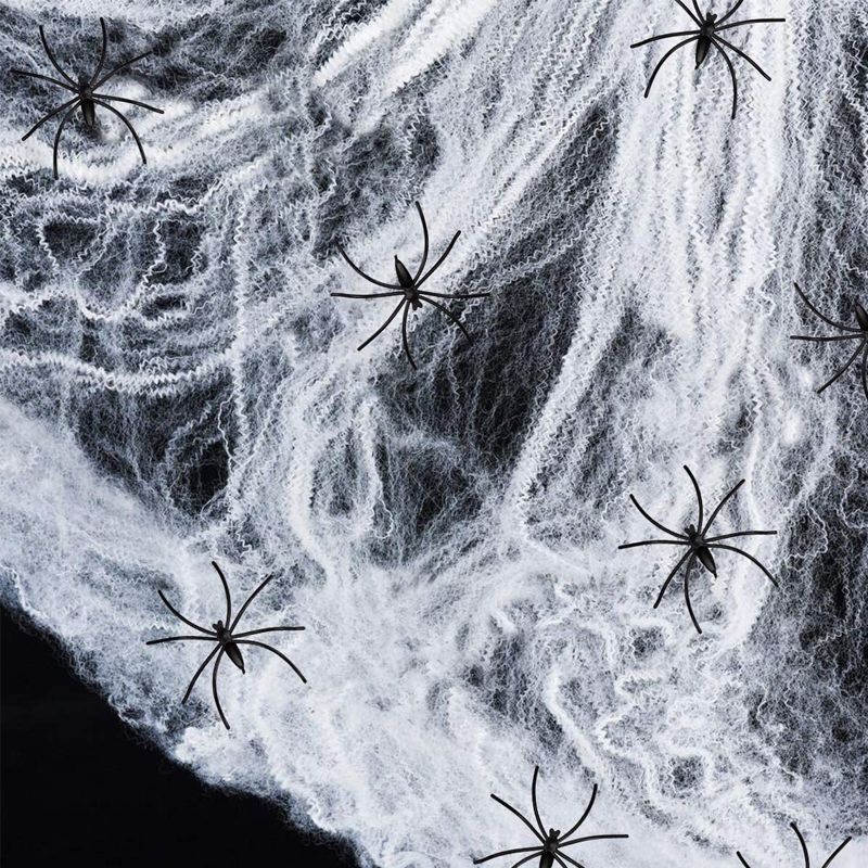 دعائم منزل الرعب المرعبة لشبكات العنكبوت الممتدة للهالوين مع 30 عنكبوتًا مزيفًا لديكورات الهالوين أبيض