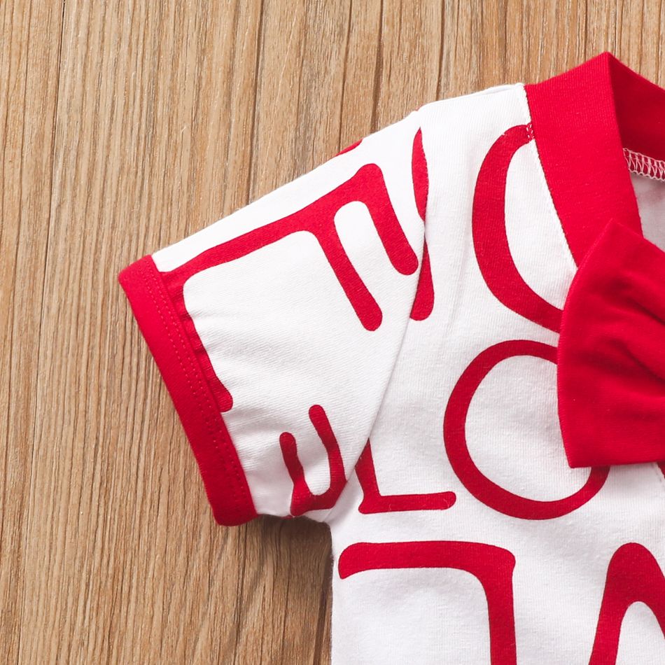 طفل رضيع في جميع أنحاء رسالة حمراء مطبوعة على شكل حرف V وربطة عنق على شكل ربطة عنق وأزرار بأكمام قصيرة رومبير أحمر