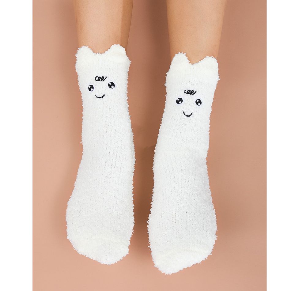 mulheres fofas emoji cores puras meias quentes felpudas no chão Branco big image 3