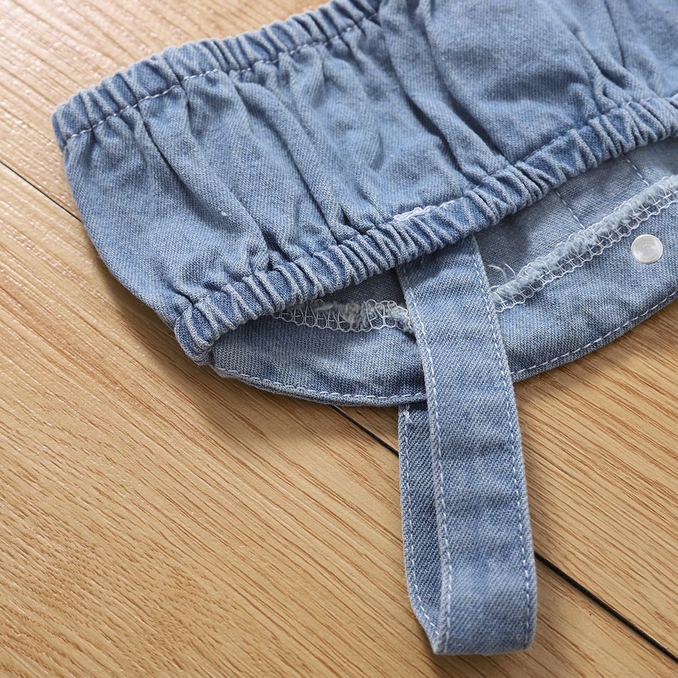 2pcs Baby Girl Button Front Denim Cami Top and Irregular Frayed Raw Trim Skirt Set Light Blue big image 5