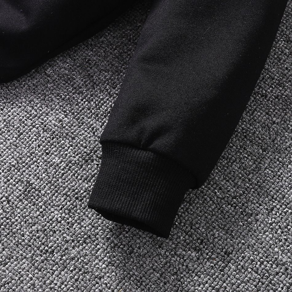 طقم سروال بتصميم جيب مطبوع عليه حروف عصرية من قطعتين للأطفال الصغار أسود big image 4