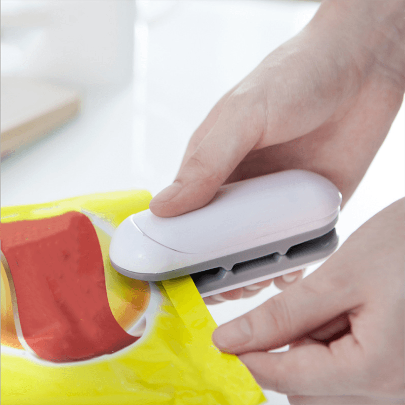 mini sigillatrice portatile portatile da viaggio per uso domestico termosaldatrice a pressione manuale per la conservazione di sacchetti di snack per alimenti Bianco big image 5