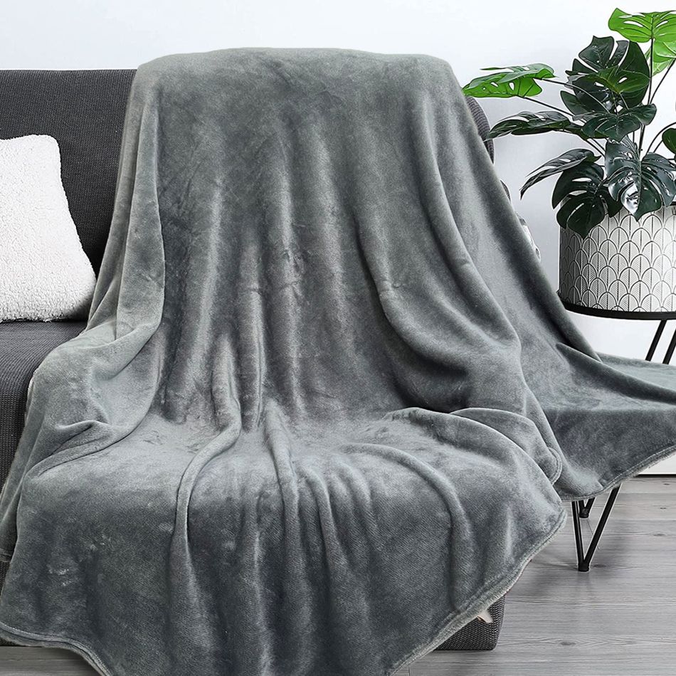 einfarbige, flauschige Decke, dunkelgraue Couch, Schlafsofa, kuschelige, weiche Plüschdecke für alle Jahreszeiten dunkelgrau big image 3