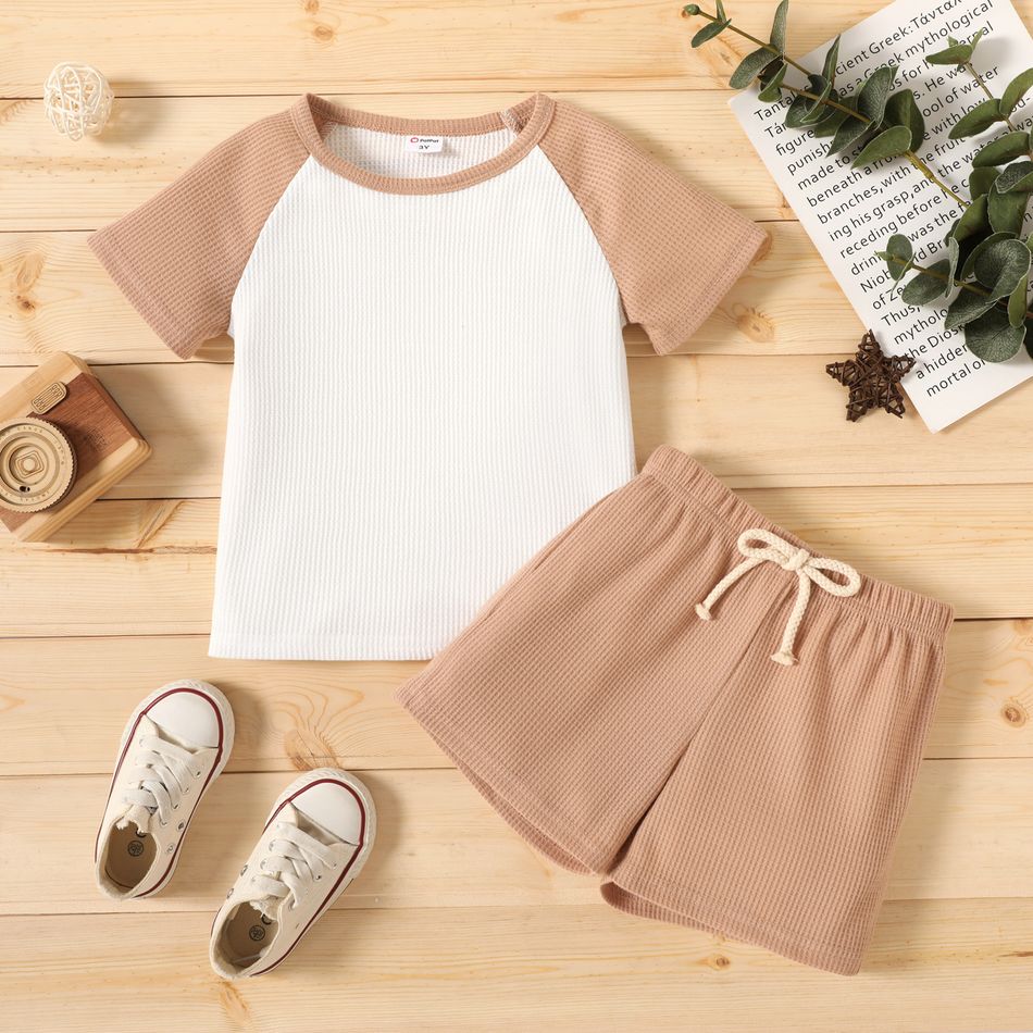 2-piece Toddler Boy Waffle Colorblock Raglan Sleeve Tee and Solid Color Shorts Set Brown big image 2