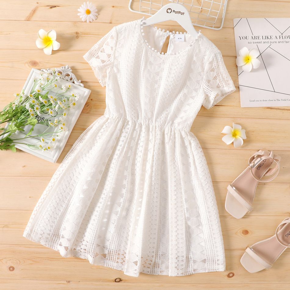 طفل فتاة بلون الدانتيل تصميم فستان قصير الأكمام أبيض