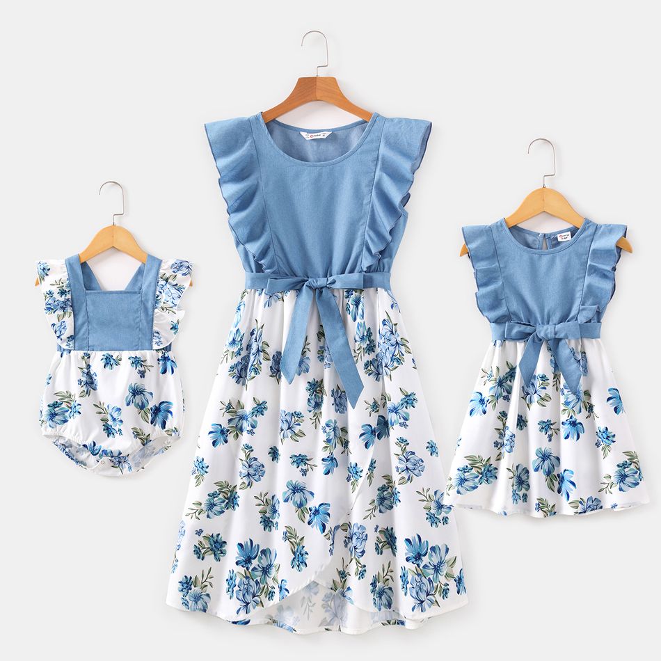 فستان مكشكش أزرق بلا أكمام مزين بحزام مطبوع عليه أزهار لأمي وأنا الضوء الأزرق
