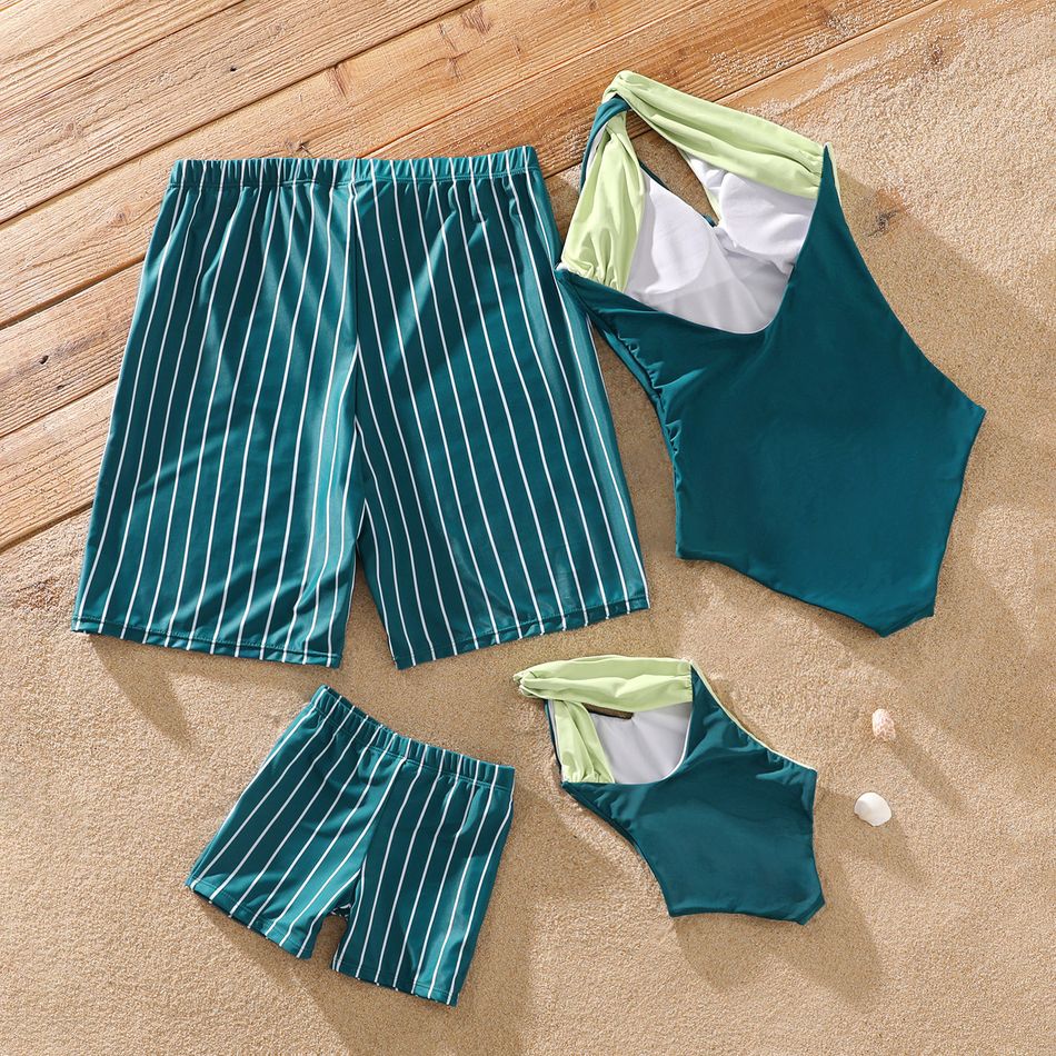 ملابس سباحة بكتف واحد من قطعة واحدة مطابقة للعائلة وسروال سباحة مخطط أخضر مسود big image 2