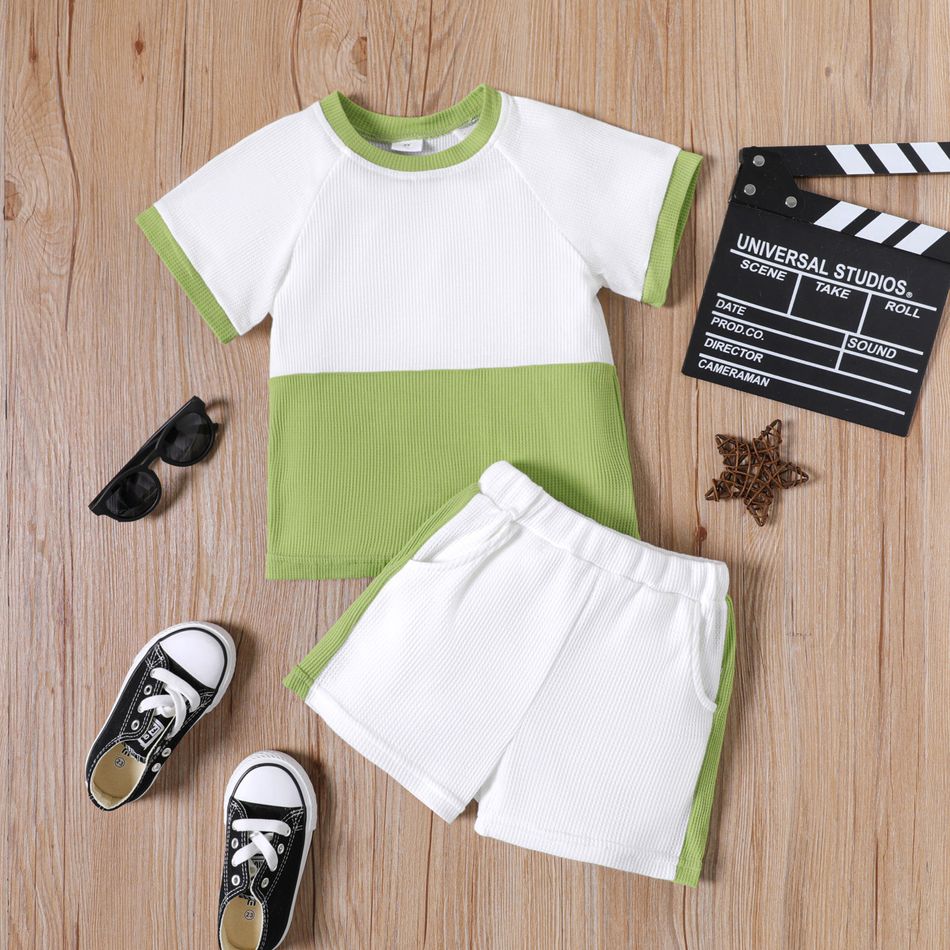 2pcs Toddler Boy Casual Colorblock Waffle Raglan Sleeve Tee and Shorts Set Green
