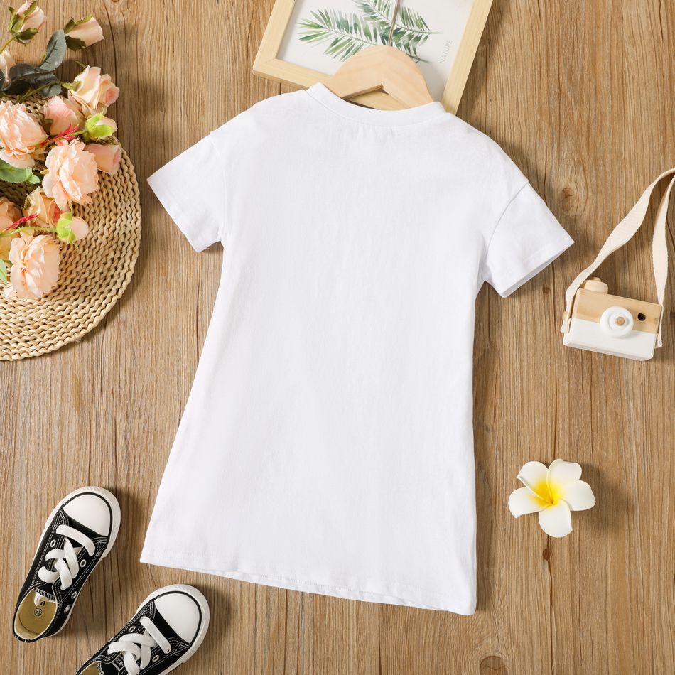 فستان تي شيرت أبيض بأكمام قصيرة مطبوع عليه حروف من القطن 100٪ للفتيات الصغيرات أبيض big image 2