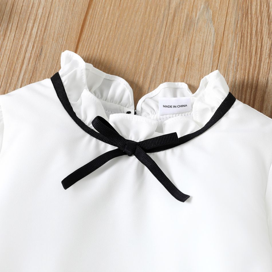 2 قطع طفل فتاة bowknot تصميم كشكش الياقة طويلة الأكمام بلوزة بيضاء ومجموعة تنورة منقوشة أبيض big image 3