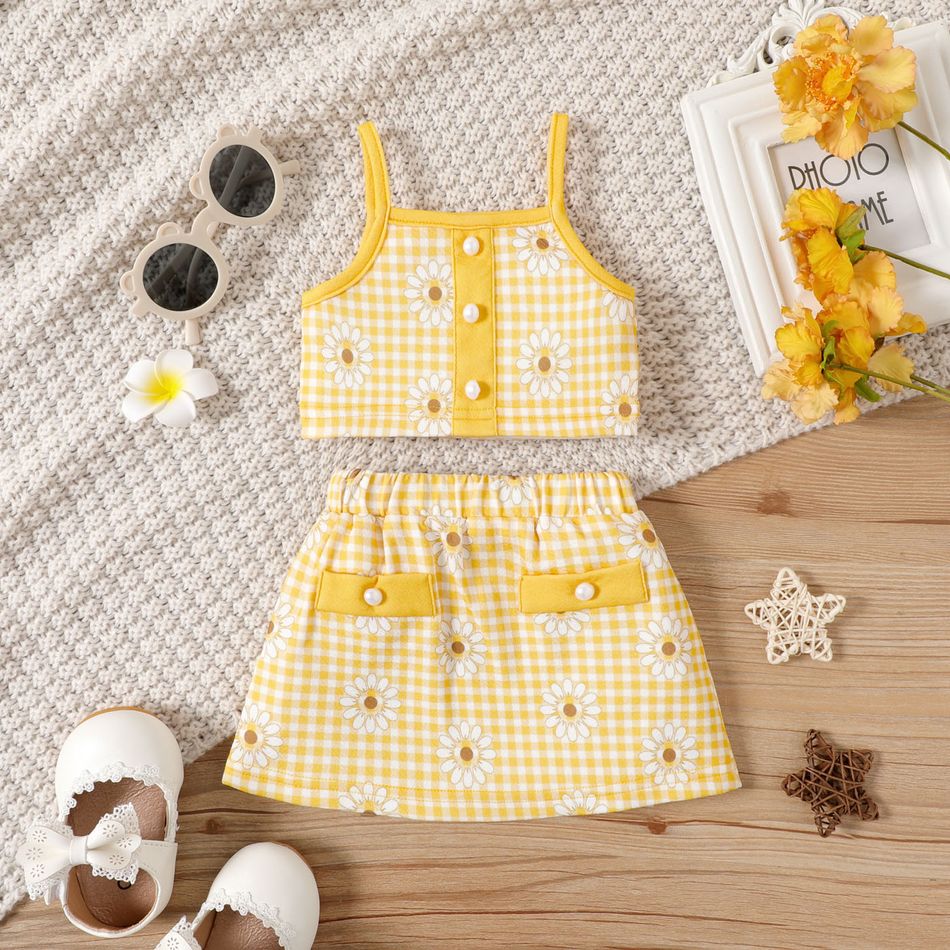 2pcs Baby Girl Pearl Button Detail Allover Daisy Print Gingham Cami Top and Skirt Set Yellow