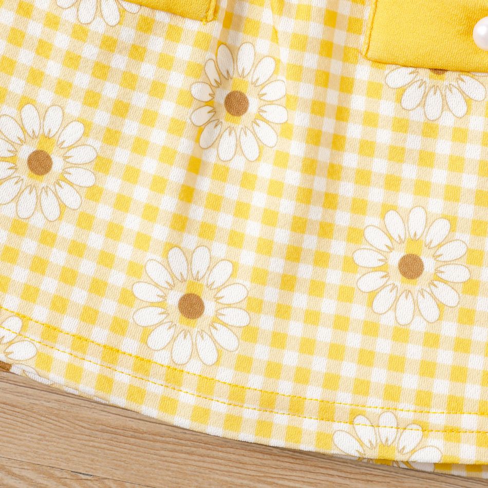 2pcs Baby Girl Pearl Button Detail Allover Daisy Print Gingham Cami Top and Skirt Set Yellow