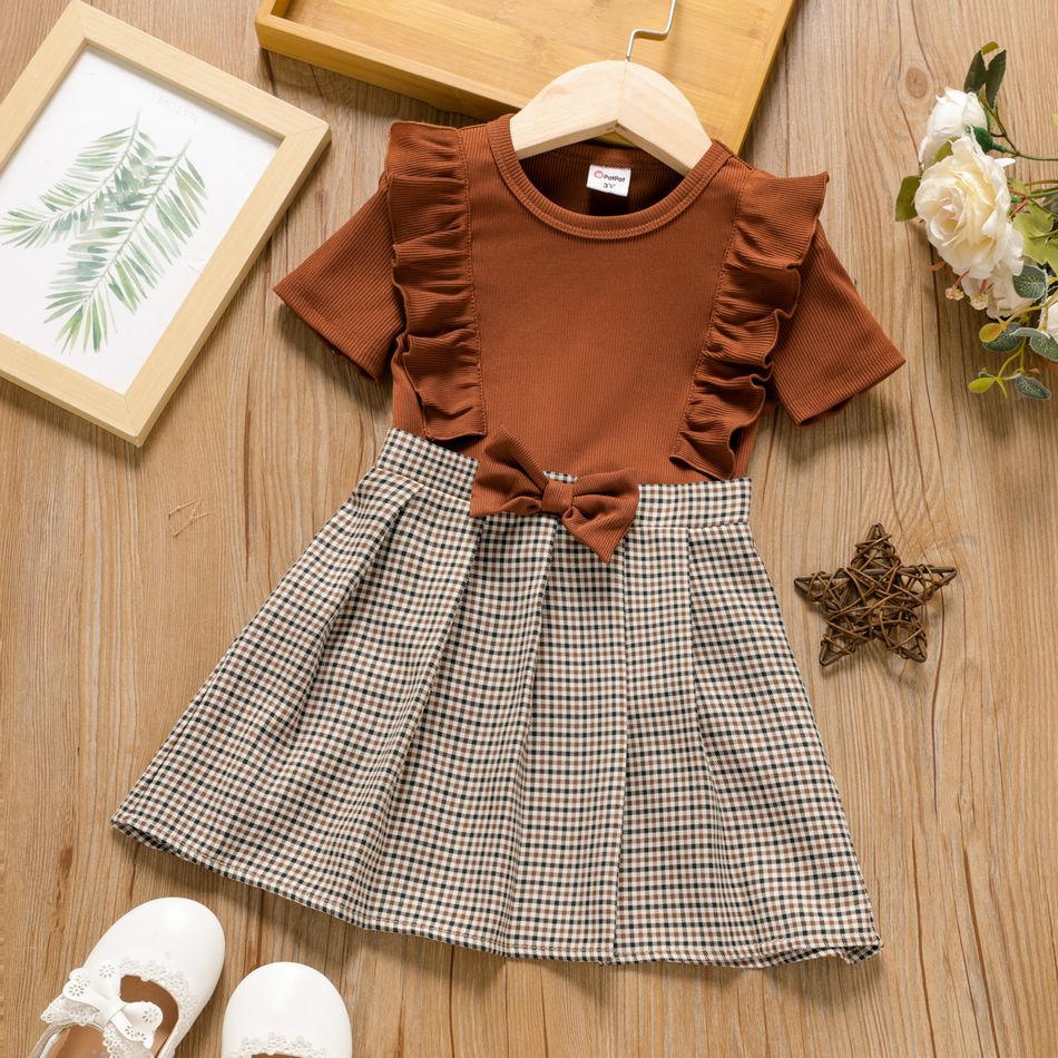 2pcs Toddler Girl Ruffled Short-sleeve Brown Tee and Bowknot Plaid Pleated Skirt Set Brown