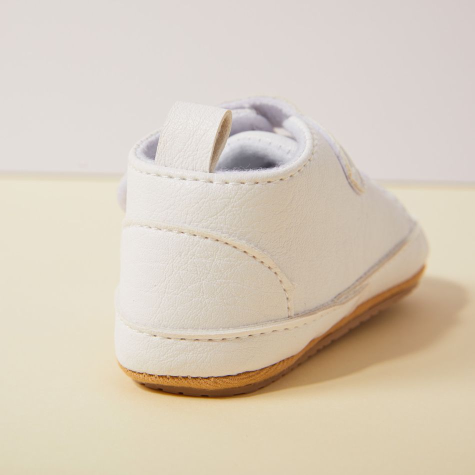طفل / طفل صغير تفاصيل الرسوم البيانية حذاء أبيض prewalker أبيض