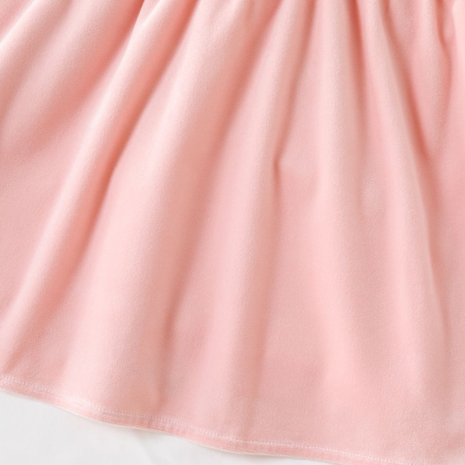 طفلة صغيرة بلون الياقة مكشكشة تصميم فستان طويل الأكمام من المخمل زهري big image 5