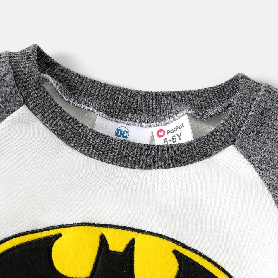 Batman 2pcs Kid Boy Embroidered Raglan Sleeve Pocket Design Sweatshirt and Letter Print Pants Set Dark Grey big image 4