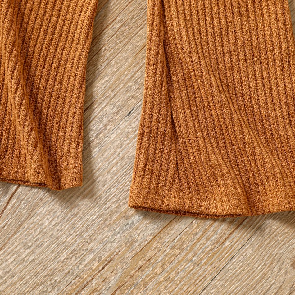 قطعتان من تي شيرت للبنات الصغار بلون سادة مضلع برقبة طويلة وأكمام طويلة وسراويل واسعة كاكي